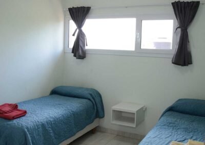 Habitación amoblada en alojamiento para empresas en Plaza Huincul y Cutral-Co, con somier y aire acondicionado.
